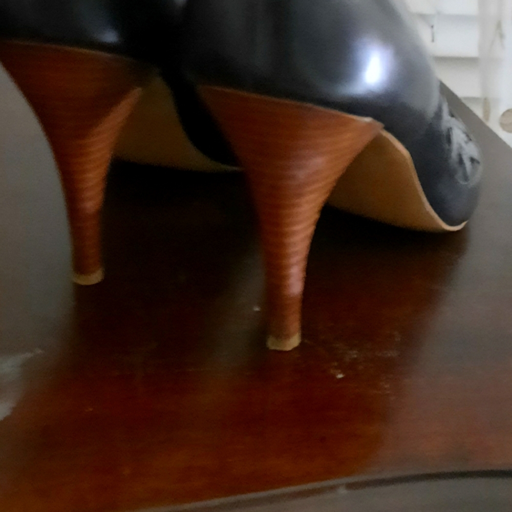 Guess Leather Pumps